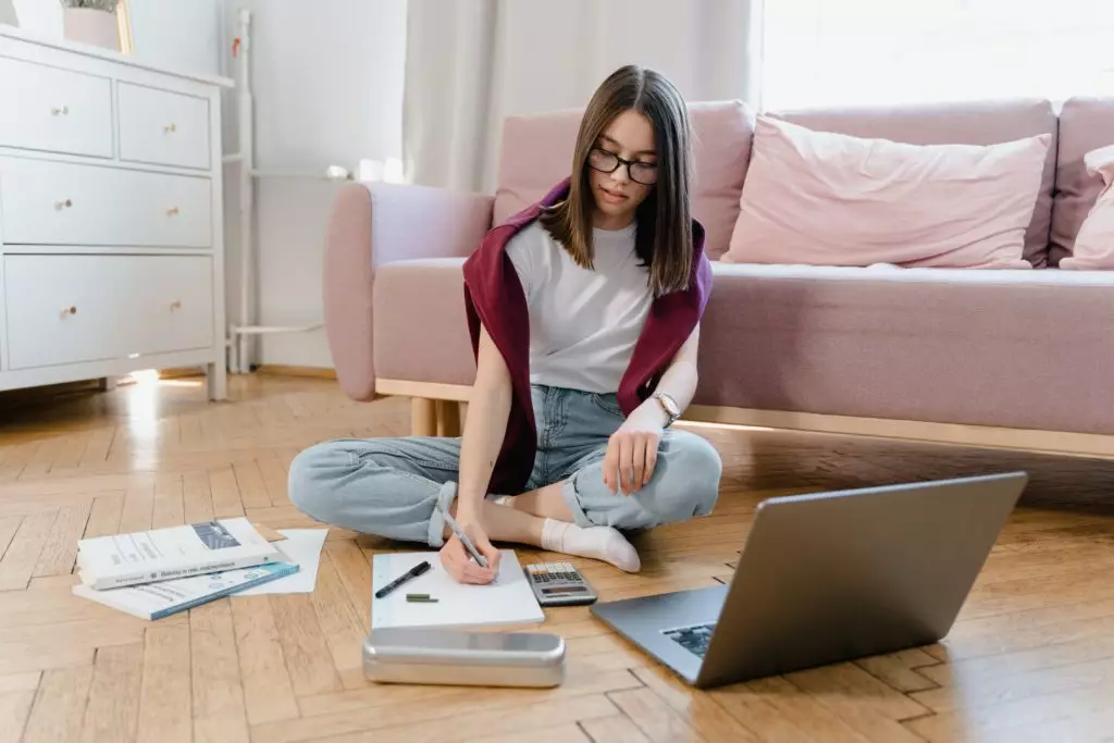 Estudiante mirando el plan de estudios para estudiar estudiar negocios internacionales online